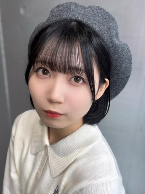 SKE48中坂美祐がグレーベレー帽と白いセーター姿でカメラを見つめるポートレート
